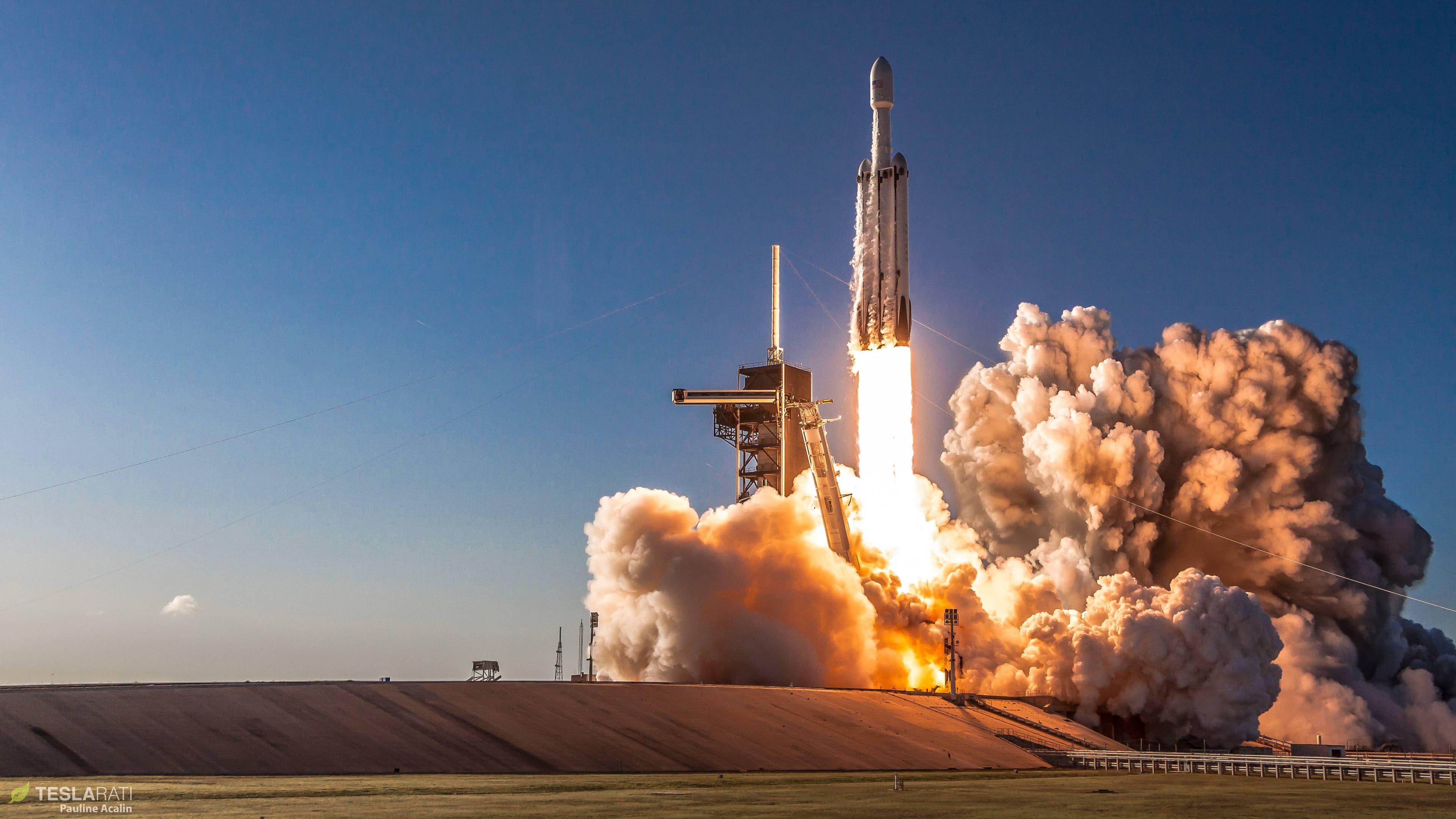 SpaceX' Falcon Heavy during takeoff